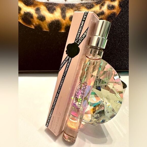 VIKTOR & ROLF FLOWERBOMB - A Burst of Floral Luxury - Picture 8 of 16